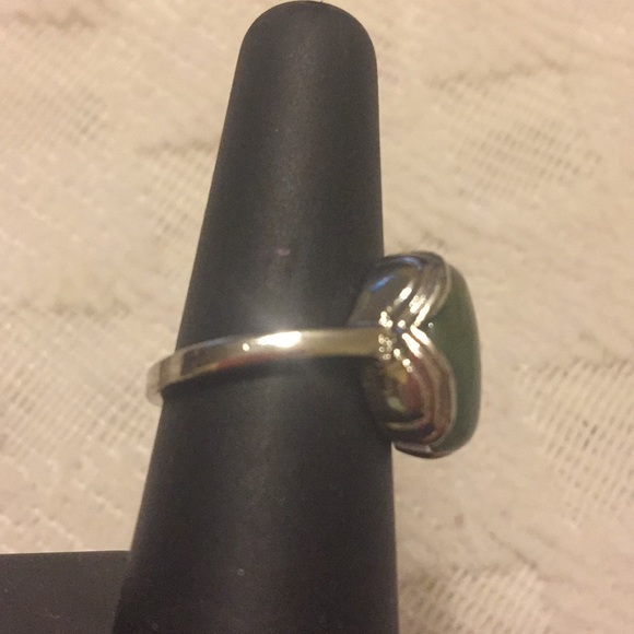 Preowned Adorable Green Stone Silver Ring - Picture 2 of 8